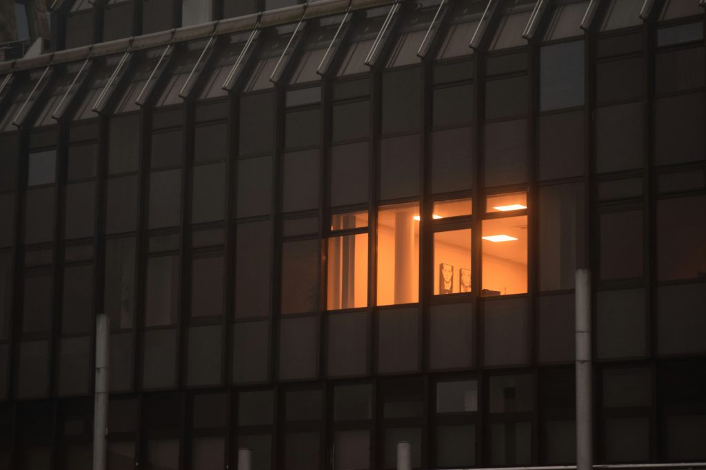 Wenn jede Sekunde zählt: Wie vernetzte Alarmtechnik Leben schützt – und Organisationen stärkt 1 Büro brennt